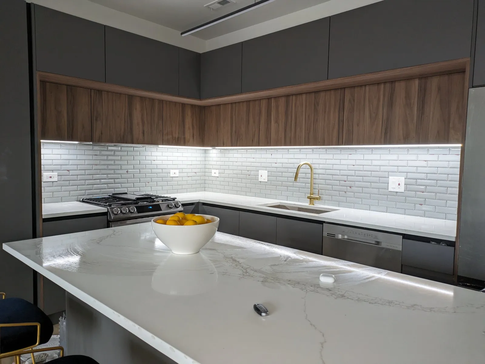 White beveled subway tile backsplash in horizontal stack bond with under-cabinet lighting, Northbrook IL