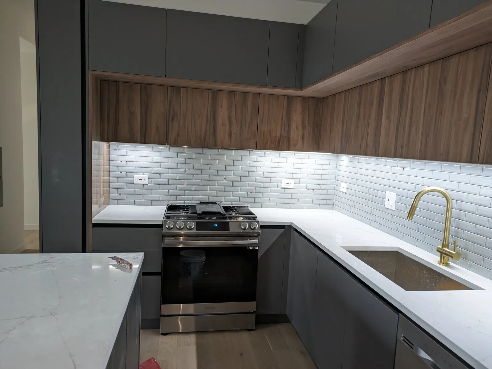 Subway tile kitchen backsplash behind gas range, Northbrook IL